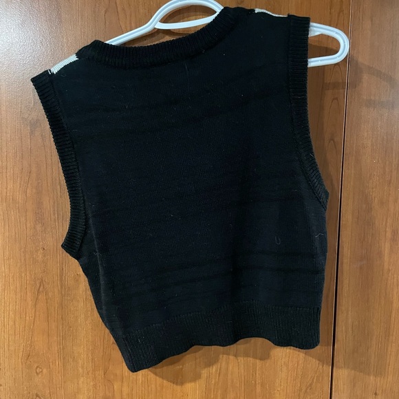 Cropped Knit Vest - Picture 3 of 3